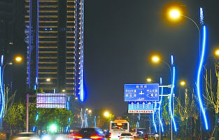 看到這個(gè)標(biāo)題你是不是覺得雷爾沃今天怎么改變?cè)掝}了？當(dāng)你看完了這篇文章你就不會(huì)這么認(rèn)為了，這可是跟我們生活息息相關(guān)的一件事呢！那下面就跟隨雷爾沃電器公司小編一起了解下“智慧路燈是如何帶動(dòng)經(jīng)濟(jì)高質(zhì)量發(fā)展的”吧！